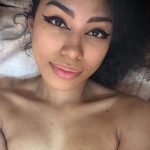 Fille métisse en manque de calins